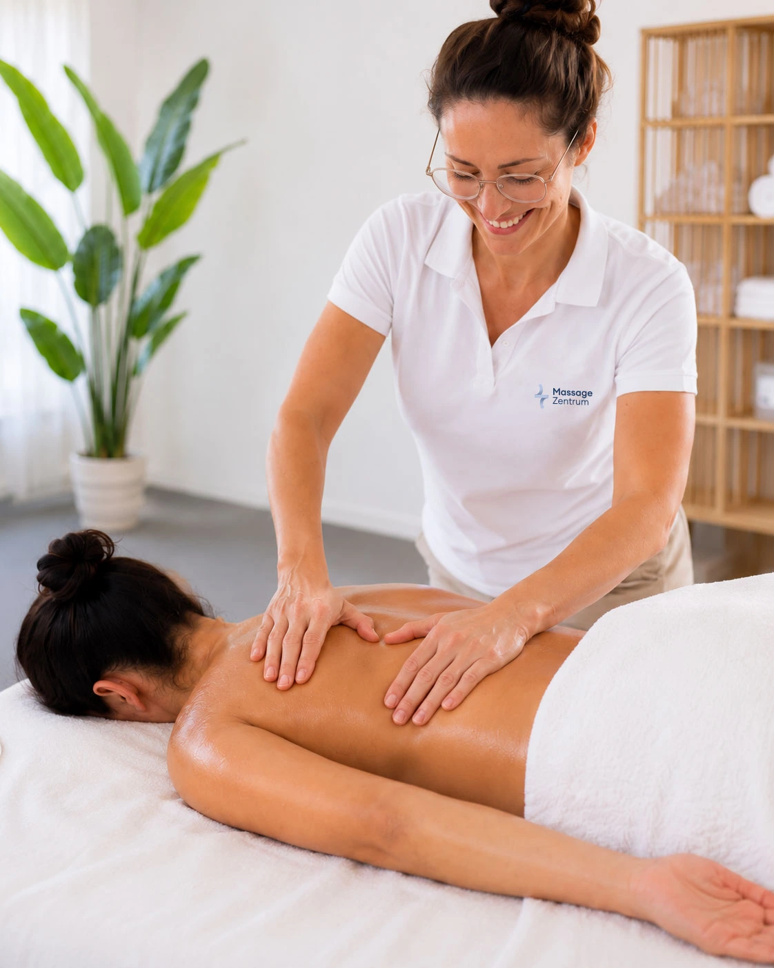 Therapeutische Massage bei Kloten – manuelle Griffarbeit an verspannter Muskulatur